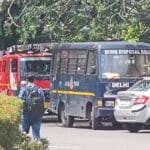 दिल्ली के स्कूलों में दहशत: बम की धमकी से मची भगदड़, स्कूल खाली