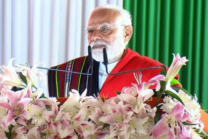 PM मोदी ने मणिपुर को दिया 'शांति व विकास' का नया मंत्र: विस्थापितों से संवाद, 7300 करोड़ की परियोजनाओं से नई उम्मीद!