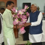 "भविष्य के निर्माता सम्मानित: मंत्री सुमित कुमार सिंह द्वारा टॉपरों को लैपटॉप भेंट।"
