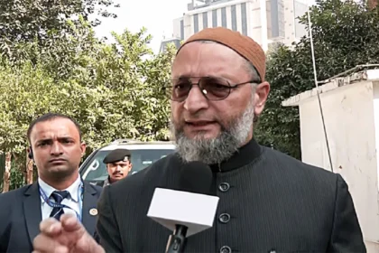 "इश्क-ए-मोहम्मद" विवाद पर ओवैसी भड़के: "पीएम की तस्वीर हमारी क्यों नहीं?"