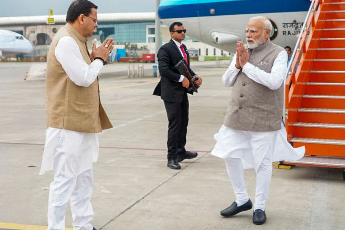 <p><strong>"गुरु-शिष्य का संगम: मोदी के प्रेरणास्रोत से गदगद हुए धामी"</strong></p>