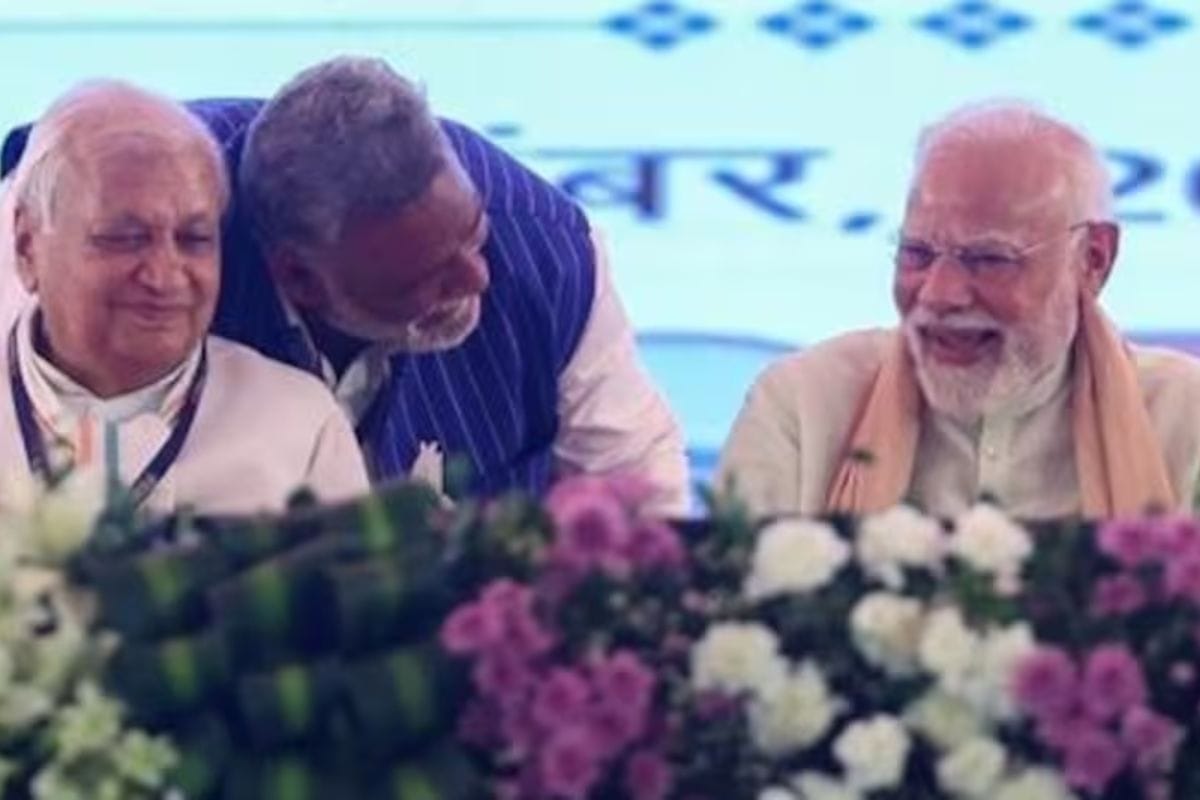 <p><strong>"पप्पू जी की 'चाहत' या 'चर्चा'? जानें PM मोदी के साथ मंच पर क्या हुआ!"</strong></p>