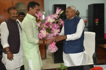"भविष्य के निर्माता सम्मानित: मंत्री सुमित कुमार सिंह द्वारा टॉपरों को लैपटॉप भेंट।"