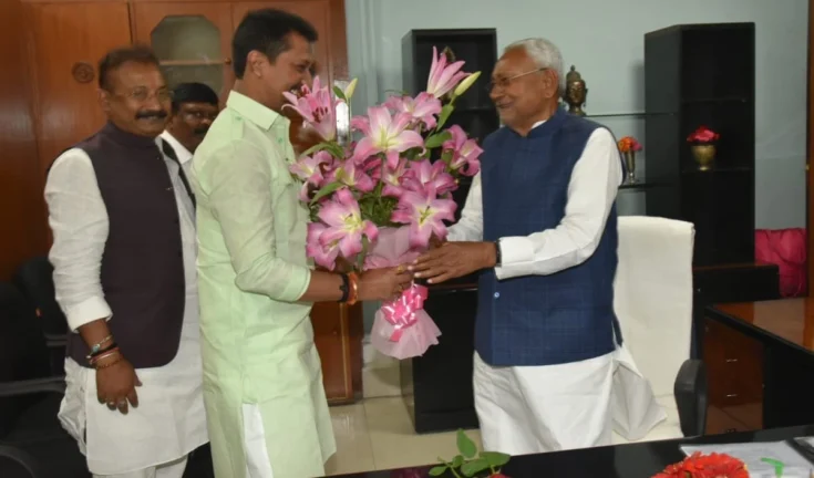 "भविष्य के निर्माता सम्मानित: मंत्री सुमित कुमार सिंह द्वारा टॉपरों को लैपटॉप भेंट।"