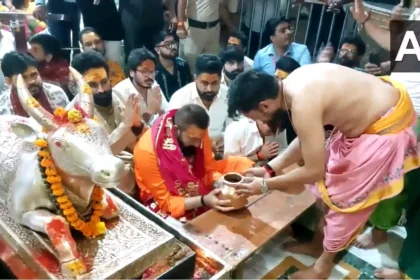 "महाकालेश्वर में संजय दत्त का शिव चरणों में शीश नवाकरBollywood की खबर"