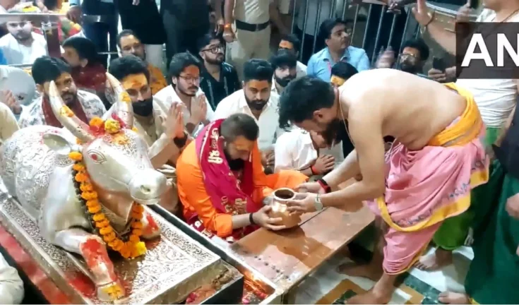 "महाकालेश्वर में संजय दत्त का शिव चरणों में शीश नवाकरBollywood की खबर"