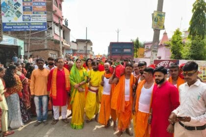 अकबरपुर की आस्था का संगम: कलश यात्रा पर पुष्प वर्षा से अभिनंदन