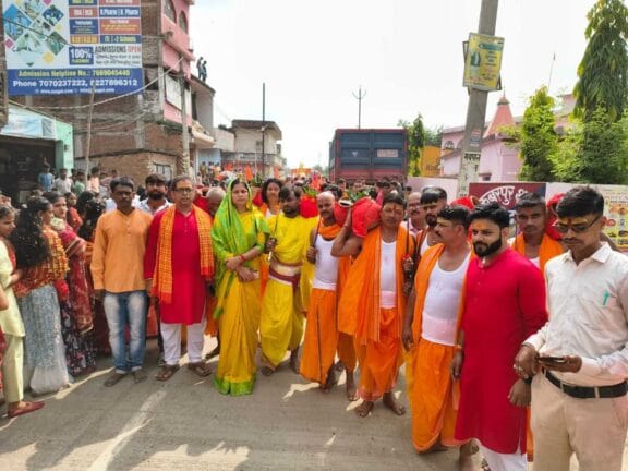 अकबरपुर की आस्था का संगम: कलश यात्रा पर पुष्प वर्षा से अभिनंदन