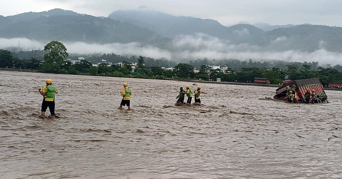 <p><strong>उत्तराखंड में महाप्रलय: सहस्त्रधारा से लेकर ऋषिकेश तक, प्रकृति का रौद्र रूप, जनजीवन अस्त-व्यस्त</strong></p>