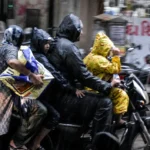 कोलकाता जलमग्न: अनवरत वर्षा ने रोका शहर का पहिया, मेट्रो-रेल अस्त-व्यस्त, राहगीर बेहाल