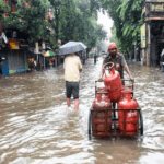 कोलकाता डूबा: मूसलाधार बारिश ने मचाई तबाही, जनजीवन अस्त-व्यस्त!