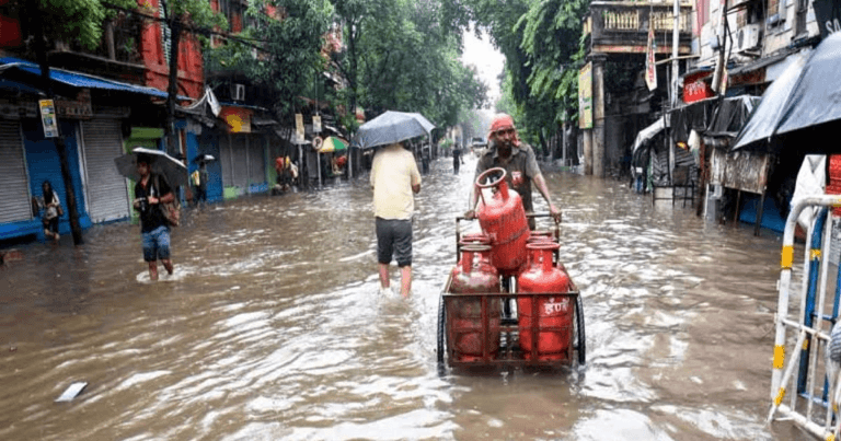 कोलकाता डूबा: मूसलाधार बारिश ने मचाई तबाही, जनजीवन अस्त-व्यस्त!