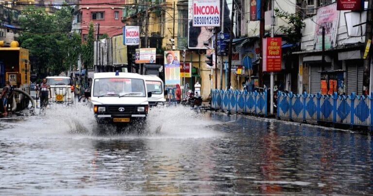 कोलकाता में जल प्रलय: बारिश के बाद जनजीवन अस्त-व्यस्त, 10 की जान गई, कई इलाकों में अभी भी अंधेरा