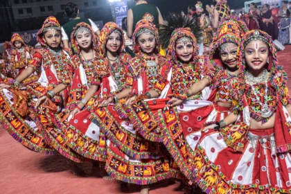 गरबा में 'आधार-तिलक' की जंग: VHP के 'केवल हिंदू' प्रवेश नियम पर गरमाई सियासत