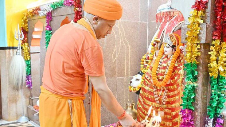 गोरखपुर: शारदीय नवरात्र की महाष्टमी पर सीएम योगी ने गोरखनाथ मंदिर में की लोकमंगल की विशेष पूजा, किया यज्ञ।