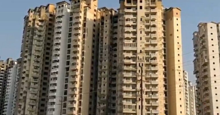 ग्रेटर नोएडा में मां-बेटे की 'अंतिम छलांग': 13वीं मंजिल से दर्दनाक अंत