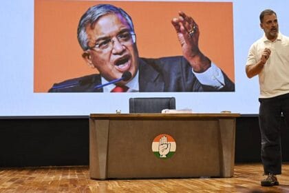चुनाव का रक्षक या मूक दर्शक? राहुल गांधी का चुनाव आयोग पर तीखा व्यंग्य