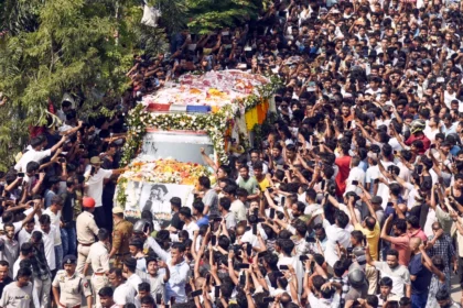 जुबिन गर्ग की अंतिम यात्रा: असम में शोक की लहर, दूसरे पोस्टमार्टम के बाद का मार्मिक दृश्य