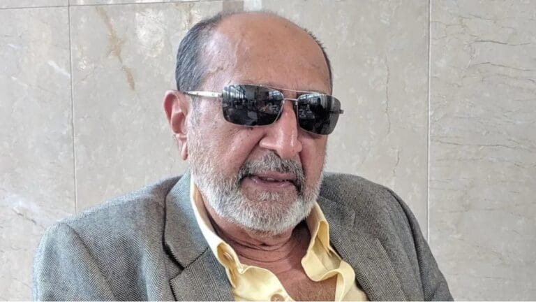 टीनू आनंद का खुलासा: क्या बॉलीवुड के नशे के जाल में "गांजा" है छिपी चाबी?
या
बॉलीवुड में नशे की काली सच्चाई? टीनू आनंद का चौंकाने वाला बयान - 'गांजा आपको एकाग्र करता है'