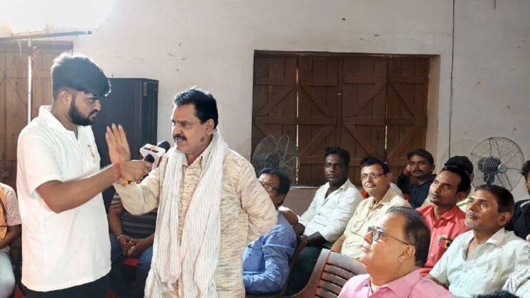 डुमरांव में बाइपास पर गरमागरम बहस: चौपाल में भिड़े पक्ष-विपक्ष