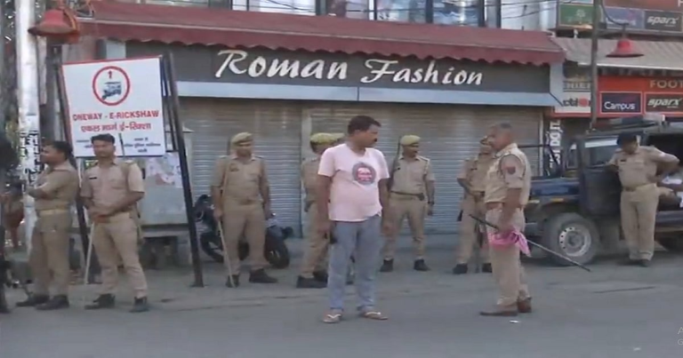 तनाव की दस्तक: बाराबंकी, मऊ, मुजफ्फरनगर के बाद बरेली की ओर बढ़ा खतरा? पुलिस के कड़े इंतजाम, जानें वर्तमान स्थिति।