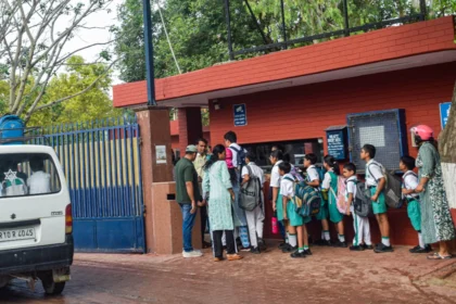 दिल्ली के स्कूलों में दहशत: बम की धमकी से मचा हड़कंप, मचाया गया खाली।