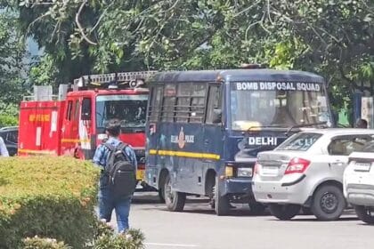 दिल्ली के स्कूलों में दहशत: बम की धमकी से मची भगदड़, स्कूल खाली