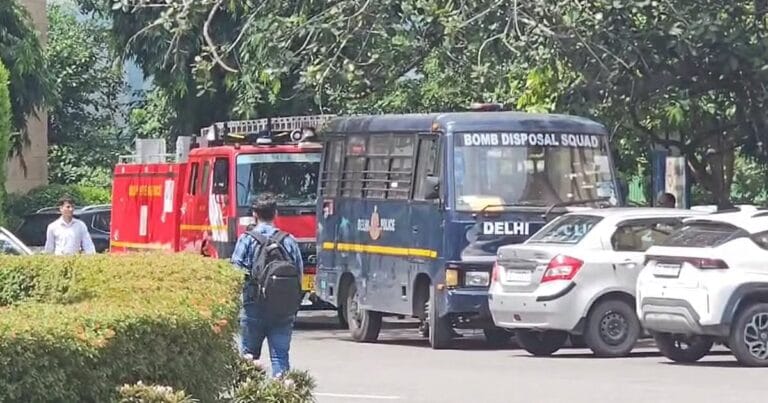 दिल्ली के स्कूलों में दहशत: बम की धमकी से मची भगदड़, स्कूल खाली