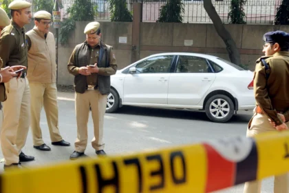 दिल्ली पुलिस वाहन की टक्कर, रामकृष्ण आश्रम मेट्रो स्टेशन पर दुकानदार की मौत