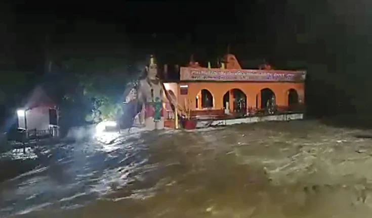 देहरादून में बादल फटने से तमस नदी उफान पर, तपकेश्वर महादेव मंदिर जलमग्न