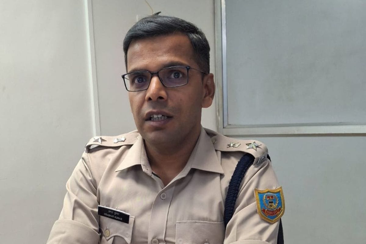 धनबाद में दुर्गा पूजा: चप्पे-चप्पे पर पैनी नज़र, चकाचौंध में भी पुलिस की सुरक्षा, हर पंडाल में CCTV की पहरेदारी।
