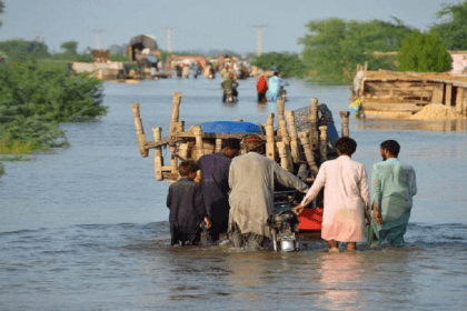 पाकिस्तान में बाढ़ का महा-कहर: 4,500 गांव जलमग्न, 97 मौतें, 44 लाख जिंदगियां तबाह