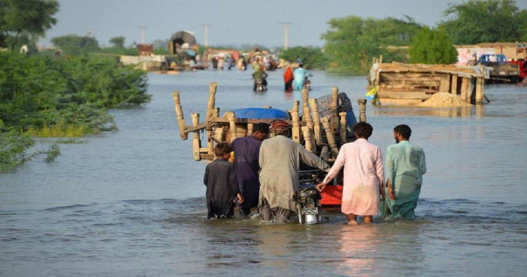 पाकिस्तान में बाढ़ का महा-कहर: 4,500 गांव जलमग्न, 97 मौतें, 44 लाख जिंदगियां तबाह