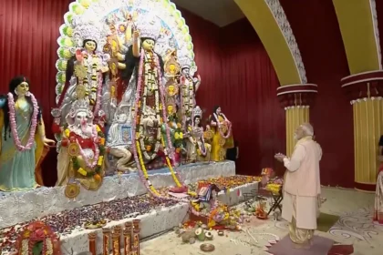 पीएम मोदी पहुंचे सीआर पार्क दुर्गा पूजा उत्सव में