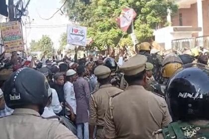 बरेली में 'आई लव मोहम्मद' बैनर पर हंगामा: नमाज के बाद प्रदर्शनकारियों पर लाठीचार्ज