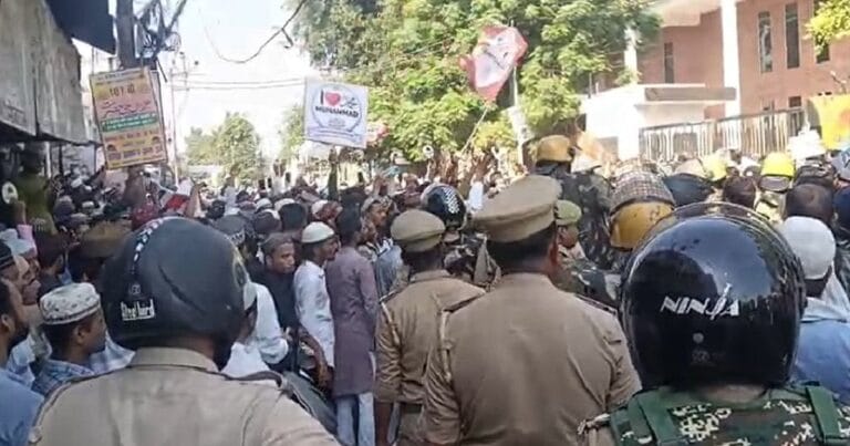 बरेली में 'आई लव मोहम्मद' बैनर पर हंगामा: नमाज के बाद प्रदर्शनकारियों पर लाठीचार्ज