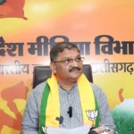 बस्तर का विकास: 'बैज' बने बैरियर, सेतु नहीं!