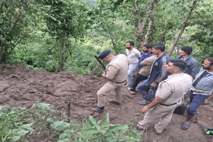 मंडी में भूस्खलन का कहर: 3 की मौत, 2 जिन्दा निकाले गए, राहत कार्य जारी
