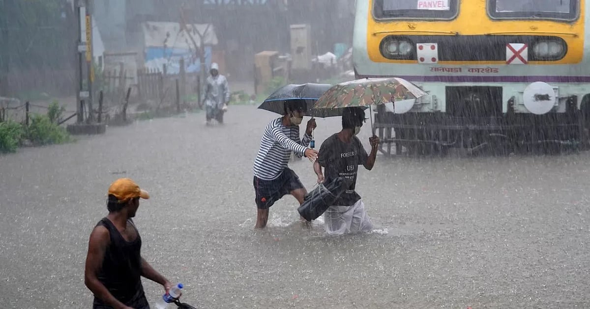 <p><strong>महाराष्ट्र में प्रलयकारी बारिश: 3 की मौत, 120 से ज्यादा सुरक्षित, कई जिले जलमग्न</strong></p>