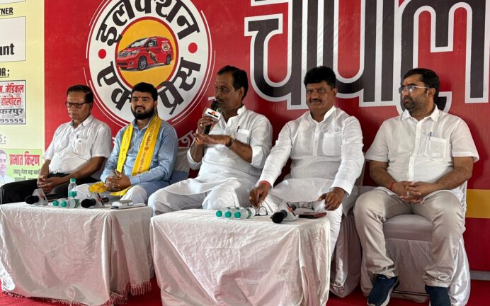 मीनापुर में चौपाल पर सवालों के घेरे में नेता, वोटरों का गुस्सा उबल पड़ा!