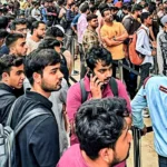 मुंबई में iPhone 17 के लिए Apple Store पर उमड़ा जनसैलाब, लंबी कतारों में झड़पें