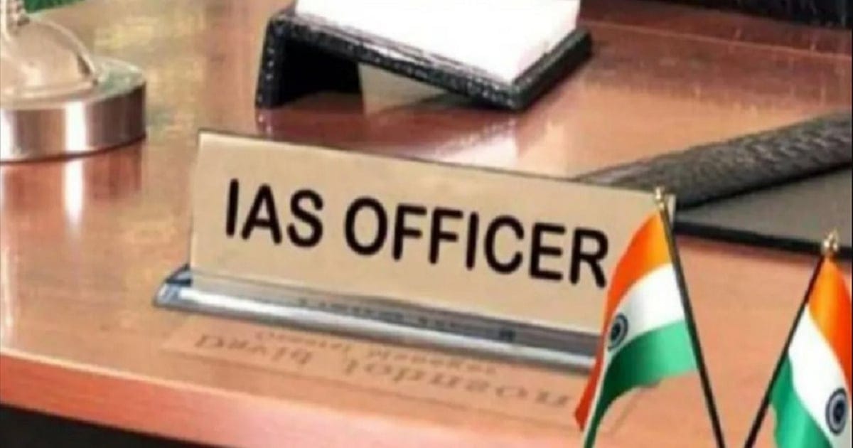 <p><strong>यूपी में बड़ा फेरबदल: 16 IAS अफसरों का हुआ तबादला, लखनऊ, प्रयागराज और बरेली के कमिश्नर बदले</strong></p>