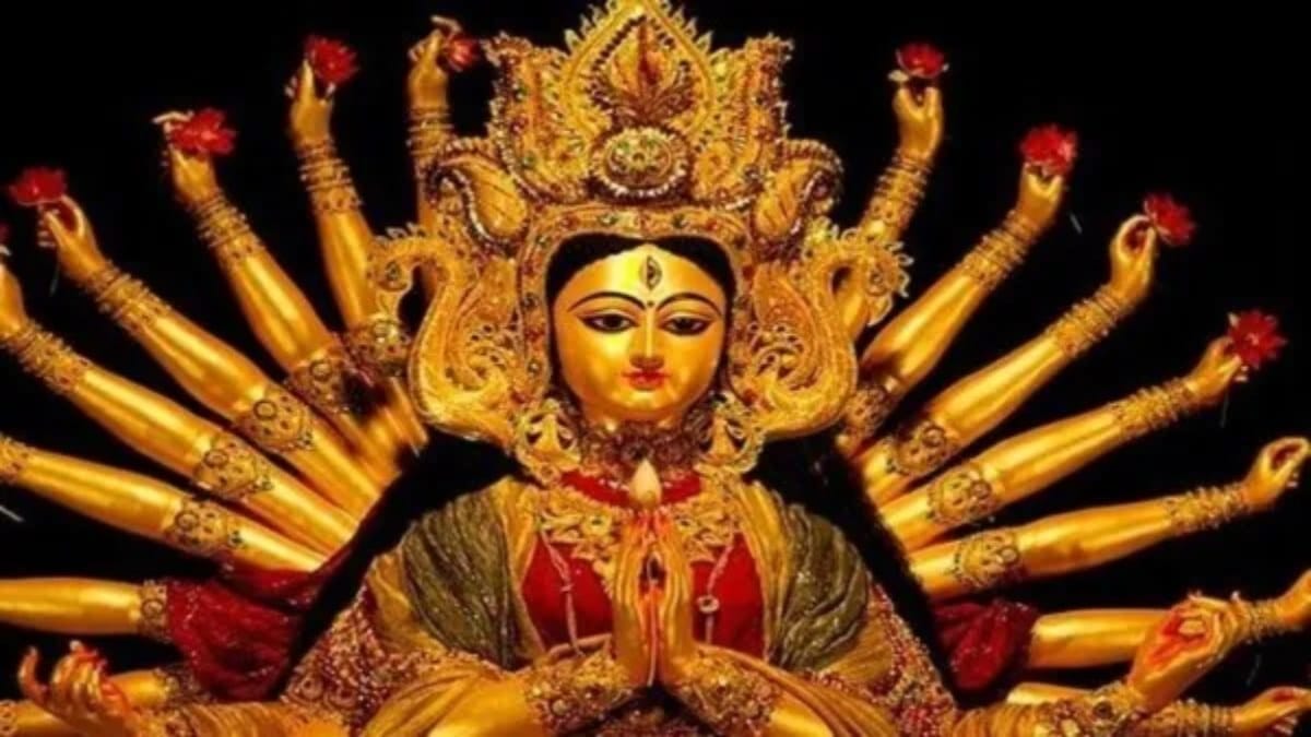 <p><strong>शारदीय नवरात्रि 2025: 9 दिनों का उत्सव, जानें कलश स्थापना का शुभ मुहूर्त और महत्व!</strong></p>