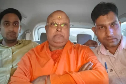 शिक्षा की आड़ में हैवानियत: 20 करोड़ के गबन का आरोपी स्वामी चैतन्यानंद सरस्वती आगरा से गिरफ्तार!