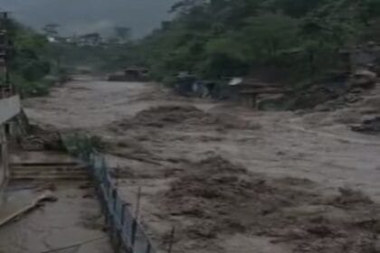 सहस्त्रधारा की भीषण बाढ़: दुकानें बही, कई लापता, देहरादून में तबाही का मंजर