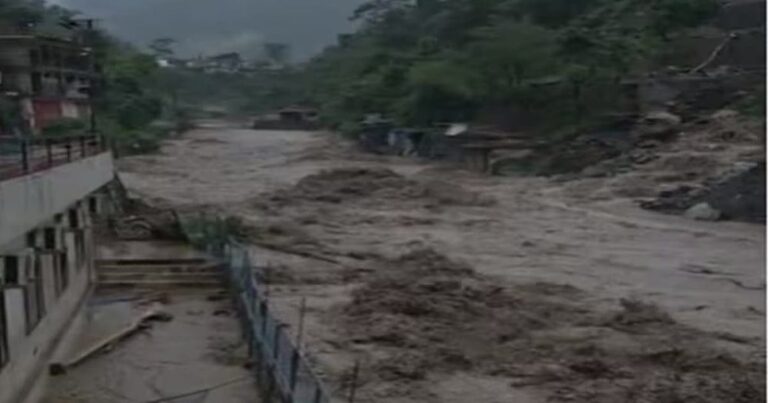 सहस्त्रधारा की भीषण बाढ़: दुकानें बही, कई लापता, देहरादून में तबाही का मंजर