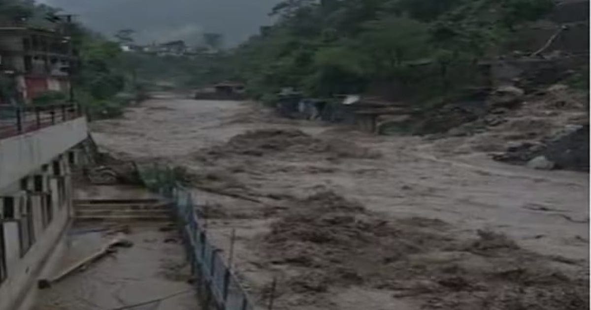 <p><strong>सहस्त्रधारा की भीषण बाढ़: दुकानें बही, कई लापता, देहरादून में तबाही का मंजर</strong></p>