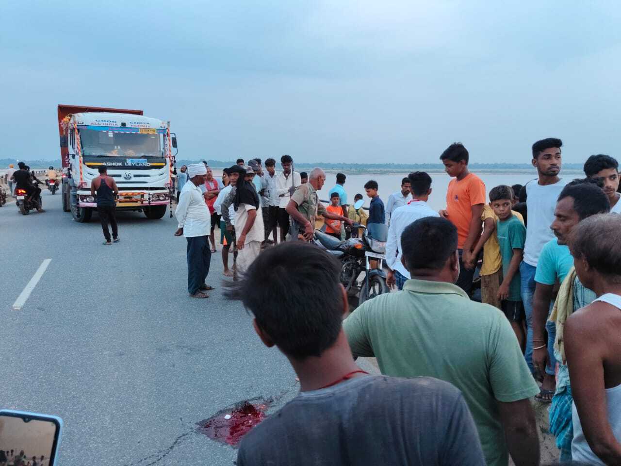 सोन नदी पुल पर मौत का साया: ट्रक की टक्कर में युवक की दर्दनाक अंत