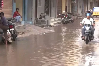 हैदराबाद जलमग्न: मूसलाधार बारिश से यातायात ठप्प, शहर बेहाल!