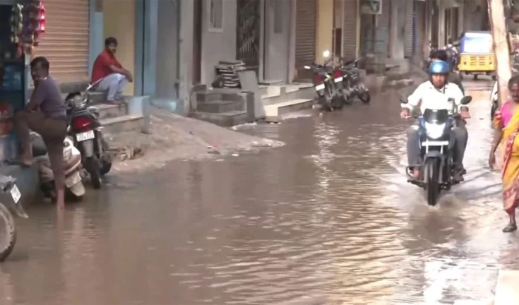 हैदराबाद जलमग्न: मूसलाधार बारिश से यातायात ठप्प, शहर बेहाल!